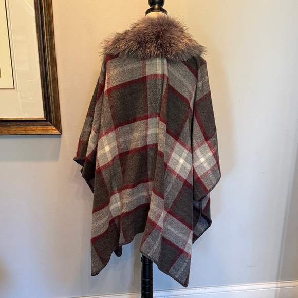 Steve Madden Gray Plaid Poncho with Faux Fur Collar NWOT one size fits most - Picture 7 of 12